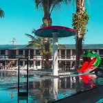 O Beira Mar Praia Hotel Esta Localizado Na Orla, Na Praia De Taperapuan, Cafe Incluso, Wi-Fi 500Mb, Piscinas, Estacionamento Privativo, Ar Condicionado Split, Smart Tv, Frigobar,